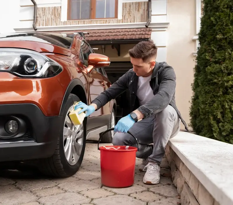 Lavage auto à domicile Le Plessis-Pâté : professionnel intervenant sur un véhicule
